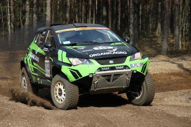 „Organicagro Racing Team“ ekipažui teko adaptuotis prie lietuviško miško (Jordano Jakšio nuotr.) | Organizatorių nuotr.