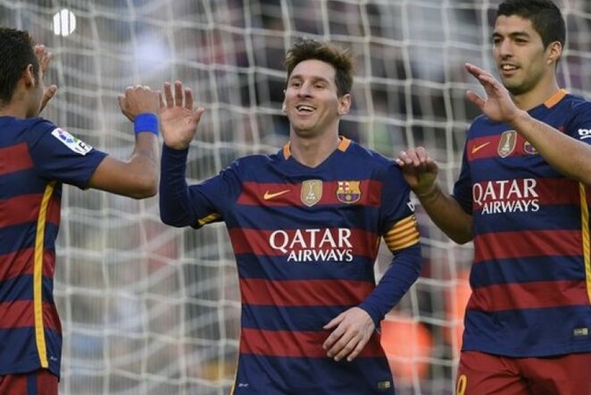 Neymaras (kair.) Lionelis Messi (centre) ir Luisas Suarezas (deš.) draskė varžovų gynybą | AFP/Scanpix nuotr.