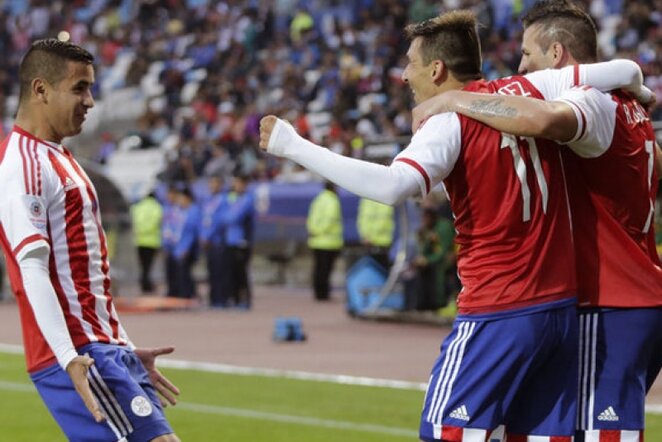 Paragvajaus futbolininkai švenčia įvartį | Reuters/Scanpix nuotr.