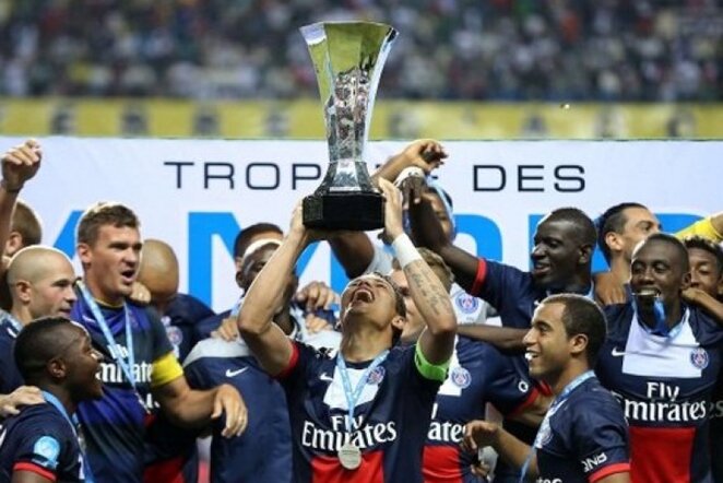 PSG žaidėjai kelia pirmą sezono trofėjų | AFP/Scanpix nuotr.