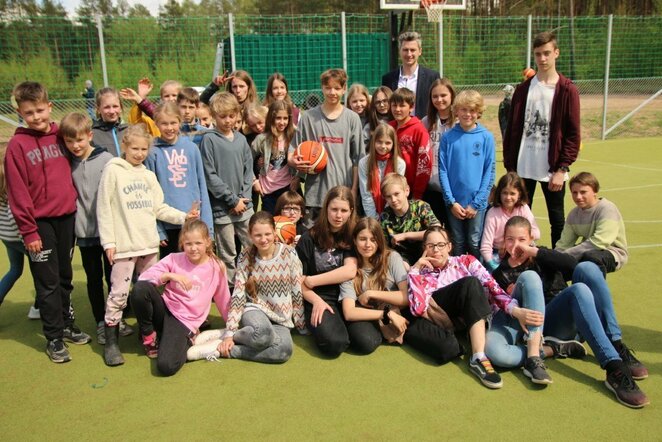 LKF prisidėjo prie krepšinio aikštelės įrengimo Vilniaus Valdorfo Žaliojoje mokykloje | krepsinionamai.lt nuotr.