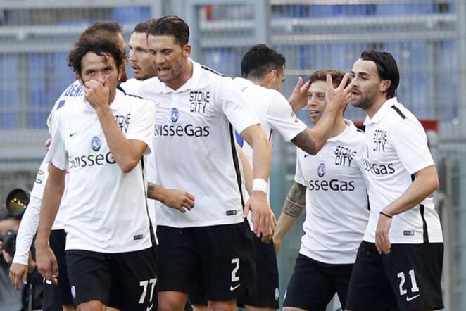„Atalanta“ futbolininkai švenčia įvartį | AP/Scanpix nuotr.