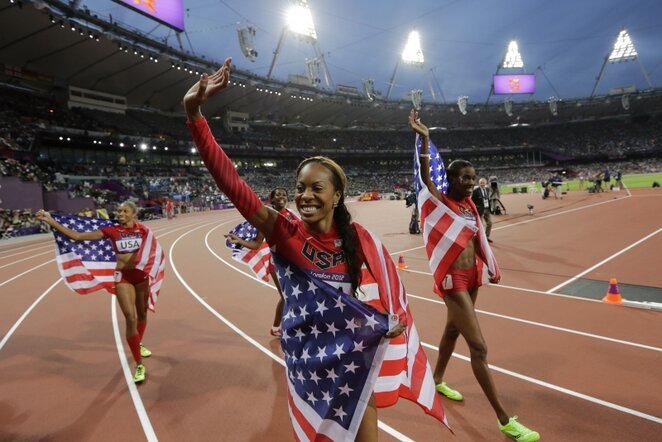 JAV bėgikės džiaugiasi | AP/Scanpix nuotr.