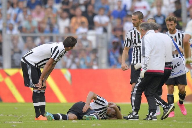 Sami Khedira šeštadienio rungtynėse nuo vejos nebepakilo | LaPresse/Scanpix nuotr.