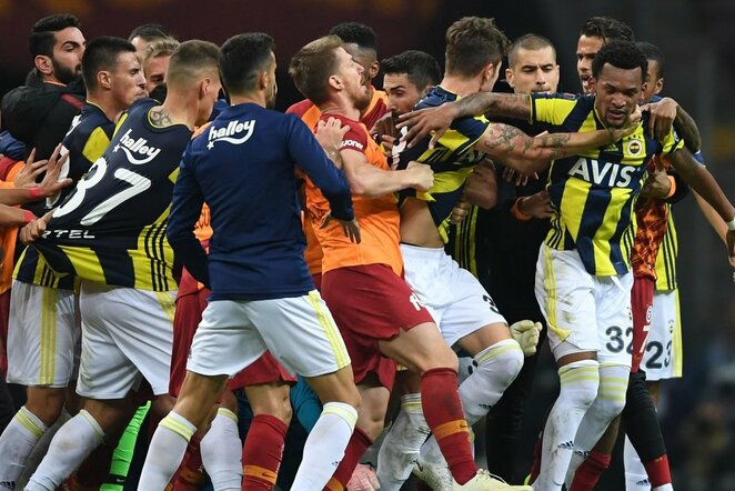 „Galatasaray“ - „Fenerbahče“ žaidėjų muštynių akimirka | Scanpix nuotr.