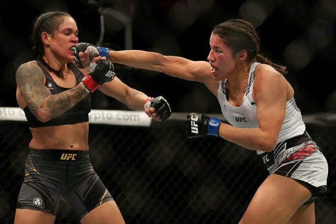 Amanda Nunes ir Julianna Pena | Scanpix nuotr.