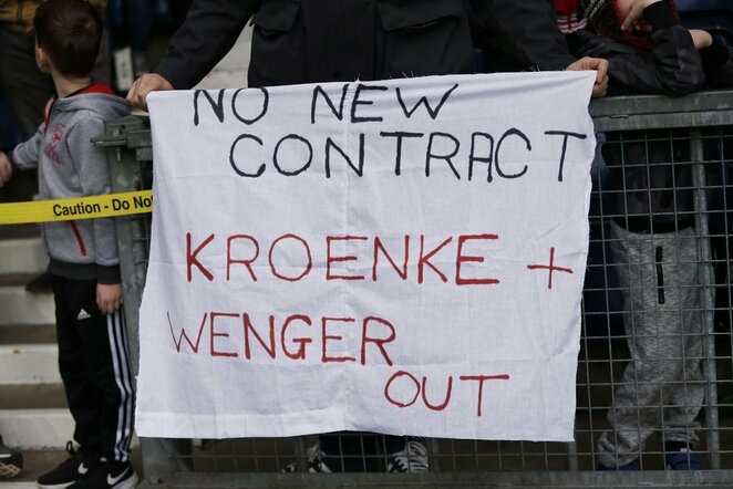 Plakatas, raginantis nepratęsti sutarties su Arsene'u Wengeru ir išvykti savininką Staną Kroenke | Scanpix nuotr.