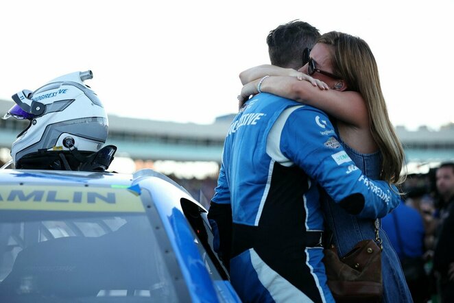 Denny Hamlinas su širdies drauge | Scanpix nuotr.