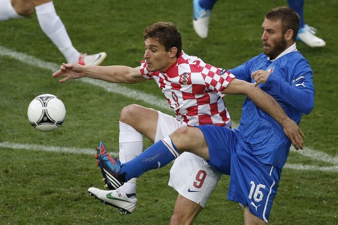 Nikica Jelavičius (kairėje) ir Daniele De Rossi (dešinėje) | AP/Scanpix nuotr.