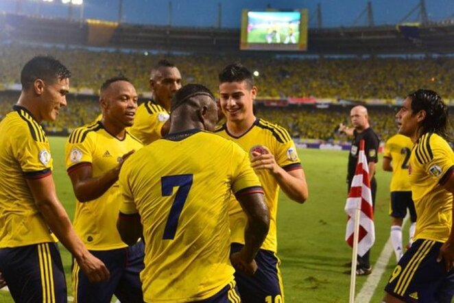 Kolumbijos futbolininkai džiaugiasi įvarčiu | AFP/Scanpix nuotr.