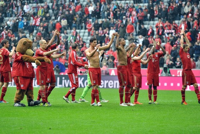 „Bayern“ futbolininkai švenčia pergalę | AP/Scanpix nuotr.