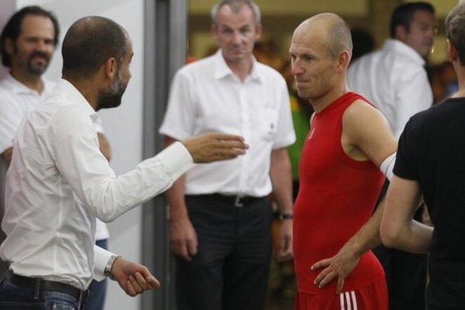 Josepas Guardiola (kair.) ir Arjenas Robbenas (deš.) | Reuters/Scanpix nuotr.