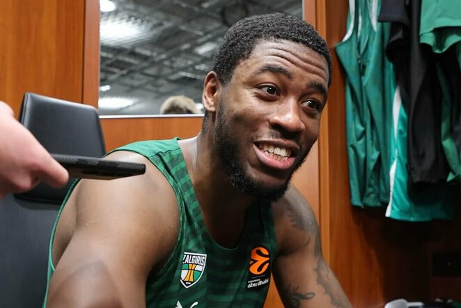 Mosesas Wrightas | „Stop“ kadras