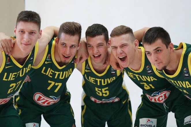 Lietuvos jaunimo krepšinio rinktinės fotosesija | FIBA nuotr.