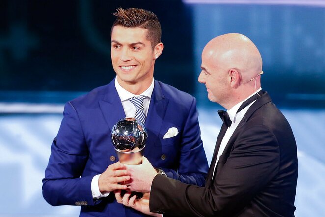 Cristiano Ronaldo priima apdovanojimą iš Gianni Infantino | Scanpix nuotr.