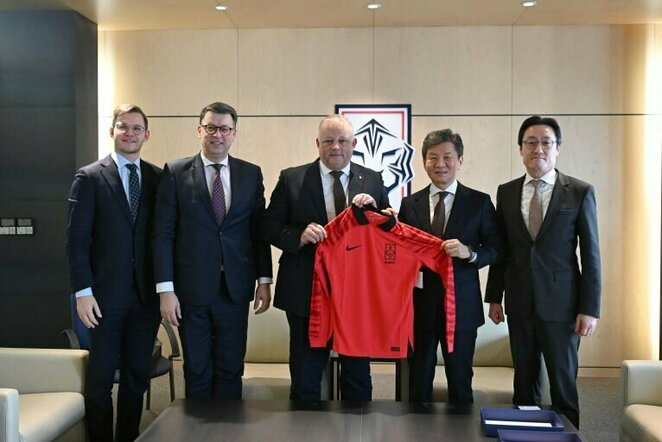 Remigijus Daugėla su Pietų Korėjos futbolo asociacijos vadovais | lff.lt nuotr.