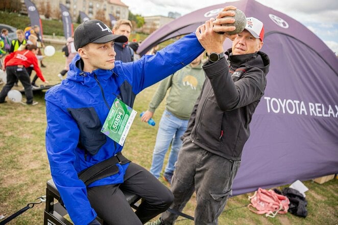 Danas Sodaitis moko stumti rutulį | Luko Bartkaus nuotr.
