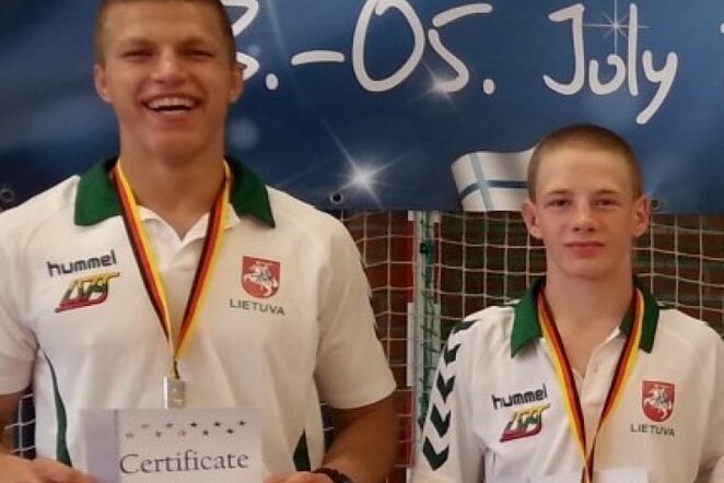 erekcija laisvųjų imtynių metu)