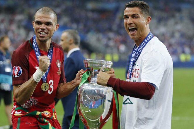 Pepe (kair.) ir Cristiano Ronaldo (deš.) | Scanpix nuotr.