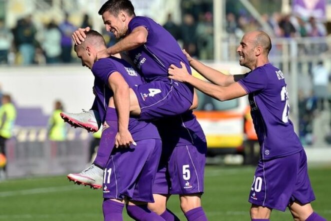 „Fiorentina“ futbolininkai švenčia įvartį | AFP/Scanpix nuotr.