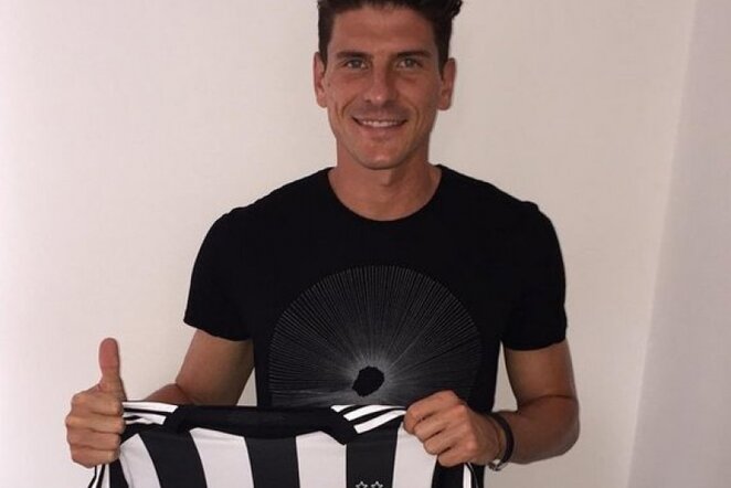 Mario Gomezas apsivilks Stambulo klubo marškinėlius | instagram.com nuotr.