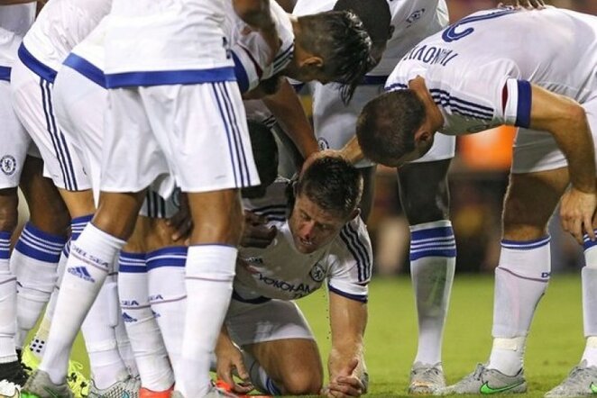„Chelsea“ žaidėjai sveikina Gary Cahillą, kuris po įvarčio pasipylė kraujais | AFP/Scanpix nuotr.