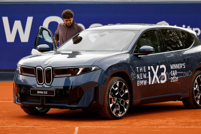 Benas Sheltonas ir jo laimėtas BMW automobilis | Scanpix nuotr.