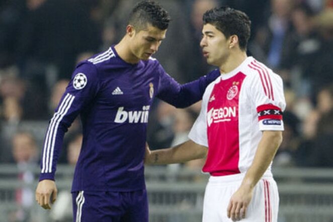 C.Ronaldo ir L.Suarezas dalinsis iškovotu trofėjumi | ajax.nl nuotr.