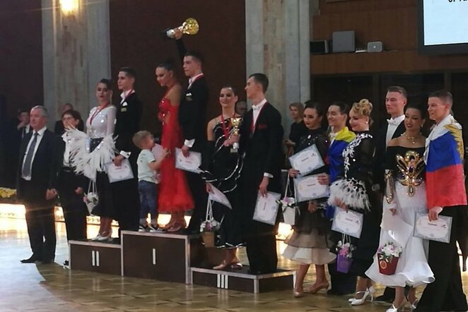 Karolis Burneikis ir Izabelė Šekaitė (antri iš dešinės) | Organizatorių nuotr.