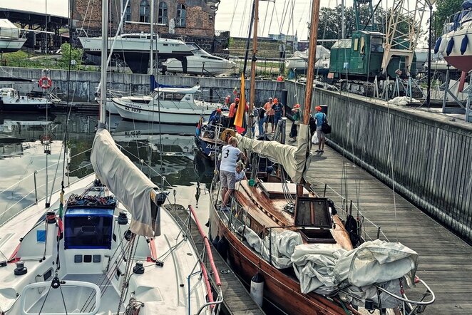 Komandinį darbą stiprina Klaipėdoje organizuojami buriavimo mokymai ir jachtų regata | Organizatorių nuotr.
