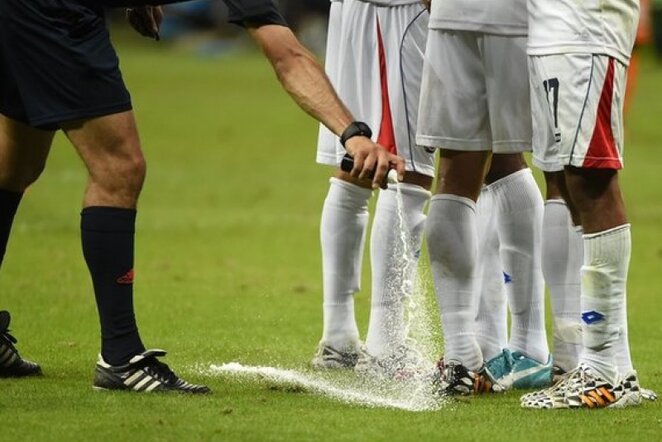 Teisėjai naudos purškalus ir UEFA turnyruose | AFP/Scanpix nuotr.