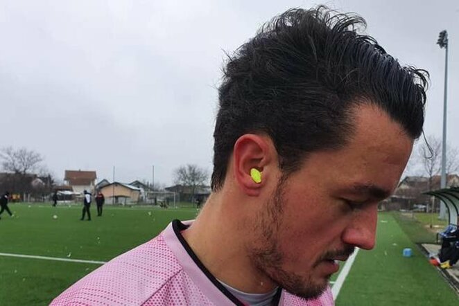 Futbolininkai žaidė su ausų kamštukais | „Twitter“ nuotr.