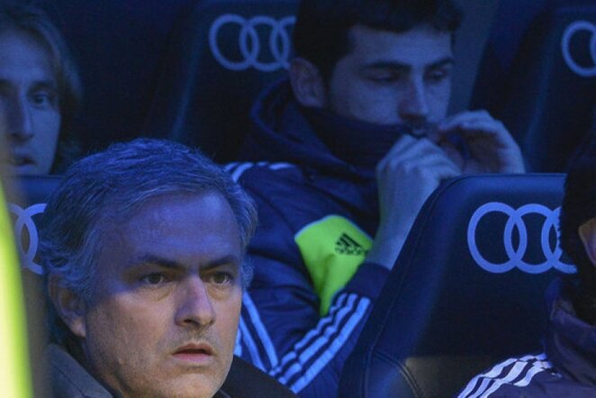 Jose Mourinho (kair.) ir Ikeras Casillasas (deš.) | AFP/Scanpix nuotr.