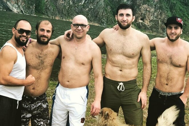 Ruslanas Magomedovas su bičiuliais | Instagram.com nuotr