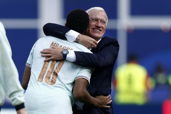 Didier Deschamps'as ir Kylianas Mbappe | EPA nuotr.