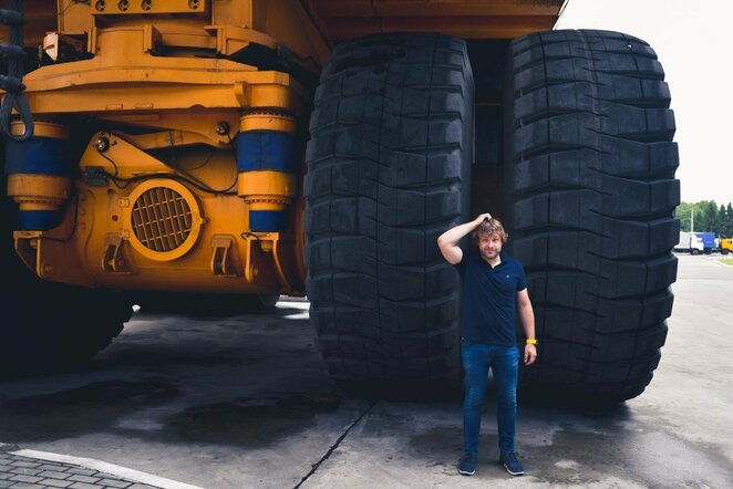 B.Vanagas vairavo didžiausią pasaulio savivartį | Vytauto Pilkausko nuotr.