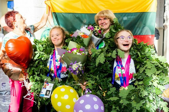 Vilniaus oro uoste pasitikti specialiųjų olimpinių žaidynių medalininkai | Gretos Skaraitienės/BNS Foto nuotr.