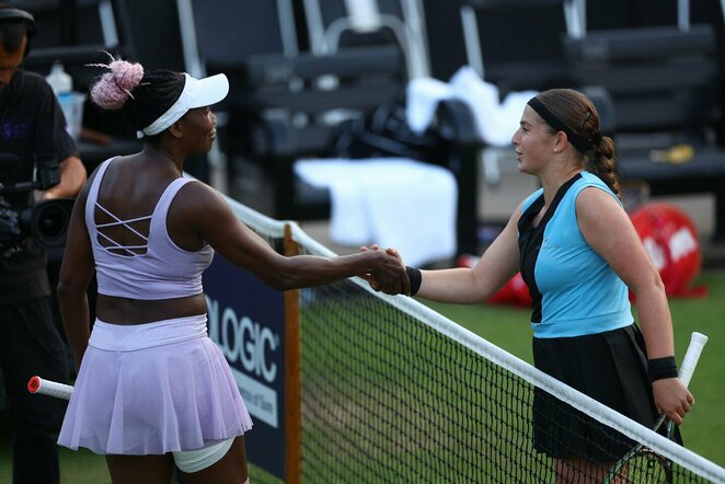 Venus Williams ir Jelena Ostapenko | Scanpix nuotr.