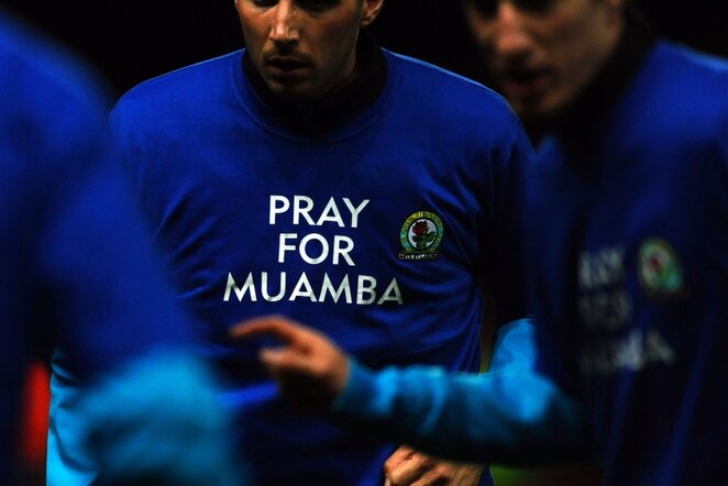 „Blackburn“ žaidėjai su marškinėliais „Melskitės už F.Muambą“ | AFP/Scanpix nuotr.