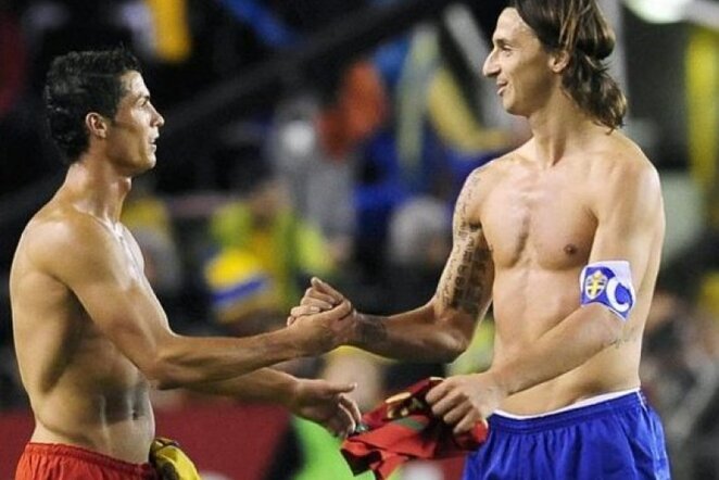 Cristiano Ronaldo (kair.) ir Zlatanas Ibrahimovičius (deš.) | AFP/Scanpix nuotr.