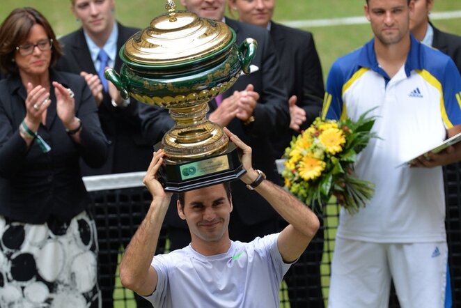 Rogeris Federeris džiaugiasi trofėjumi | AFP/Scanpix nuotr.