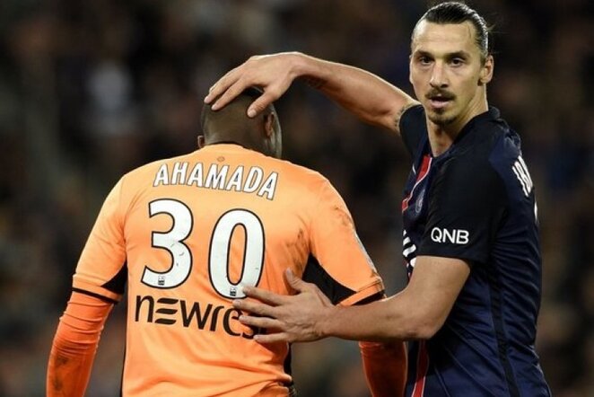 Zlatanas Ibrahimovičius guodžia varžovų vartininką |  AFP/Scanpix nuotr.