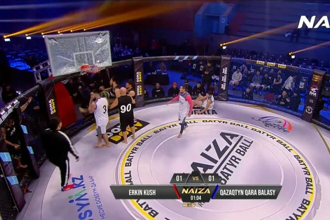 Krepšinio ir graplingo hibridas Kazachstane: po vieno iš dėjimų lenta sutrupėjo į šipulius | „Stop“ kadras