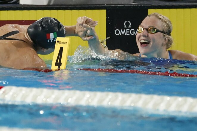 Moterų 50 m plaukimo krūtine finalas | EPA / MOHAMMED BADRA nuotr.