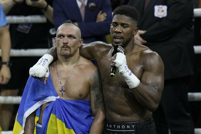 Oleksandras Usykas ir Anthony Joshua | Scanpix nuotr.