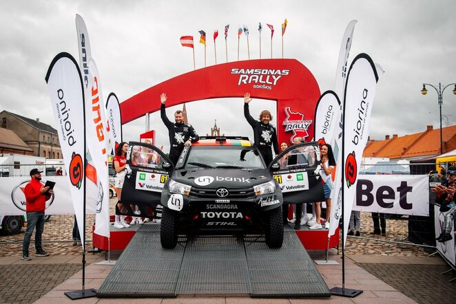 „Samsonas Rally Rokiškis“ žiūrovai pirmą kartą išvydo Dakaro bolidus | Ryčio Šeškaičio nuotr.