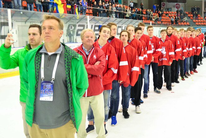 Lietuvos U-18 ledo ritulio rinktinės apdovanojimai Brašove | Tito Pacausko nuotr.