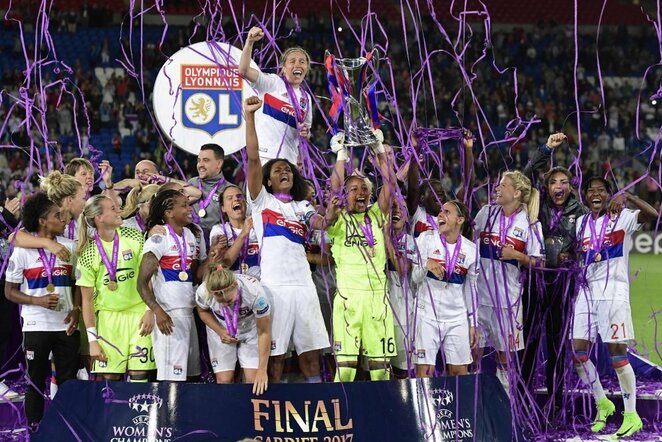 „Lyon“ futbolininkės džiaugiasi trofėjumi | Scanpix nuotr.