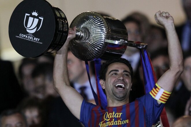 Ispanijos taurės („Copa del Rey“) trofėjų pirmasis į viršų iškėlė „Barcelona“ klubo kapitonas Xavi | Reuters/Scanpix nuotr.