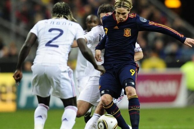 Bacary Sagna ir Fernando Torresas | AFP/Scanpix nuotr.